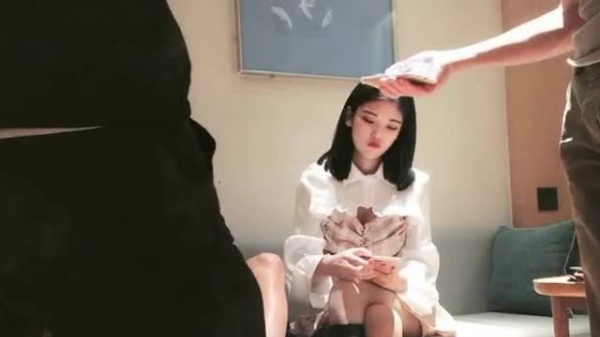 苗窕冷酷大奶妹高价约操，偷拍激情私密实录